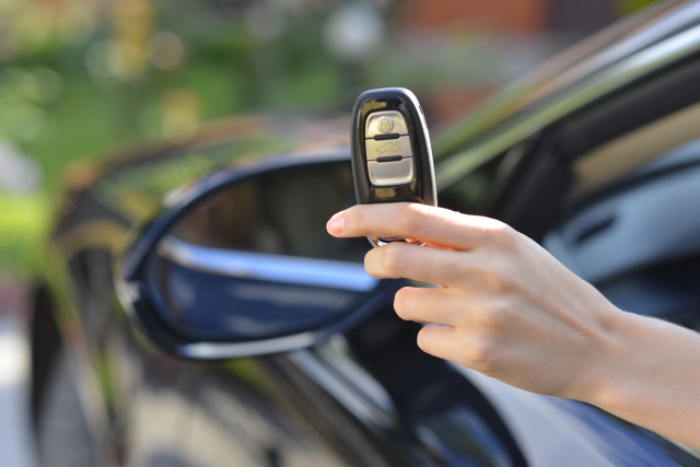 車の鍵が勝手に閉まるのはなぜ？インロックの原因と開け方も解説！