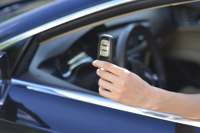 車のエンジンをかけっぱなしで鍵をかけることはできる？実体験あり